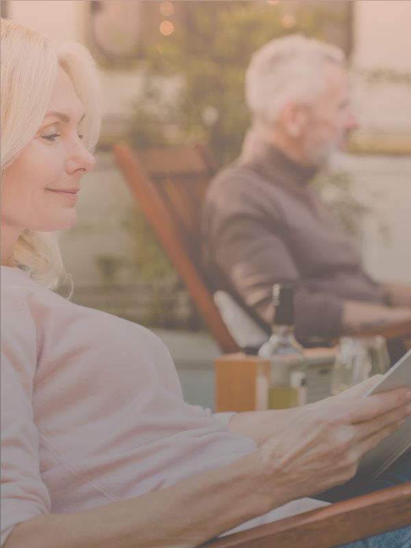 Traitement contre les fuites urinaires choisi par une femme assise sur une chaise