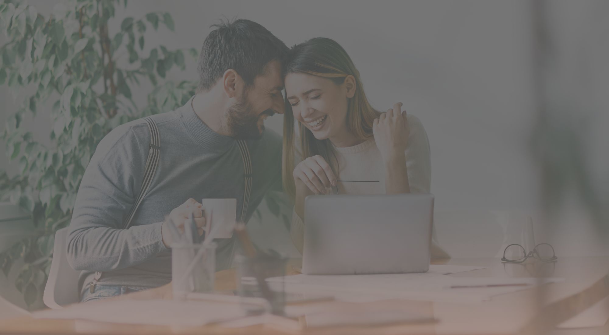 Couple heureux de leur traitements Emsella chez Médibotique