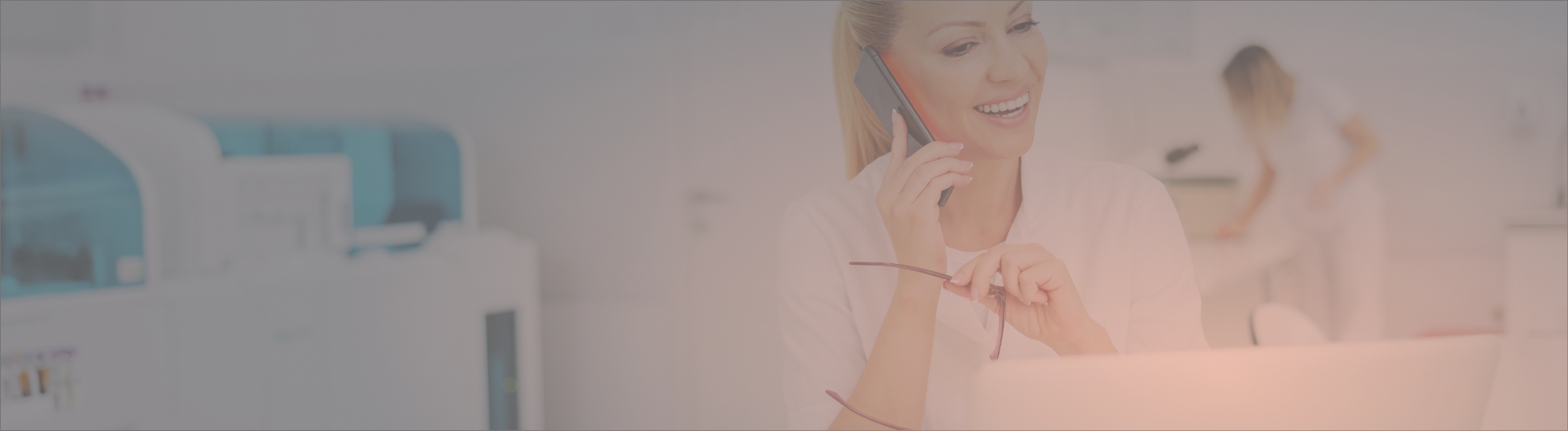 une secrétaire au téléphone