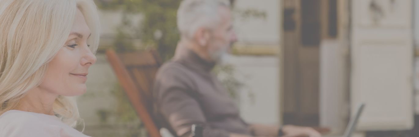 Femme et homme sur leur chaise
